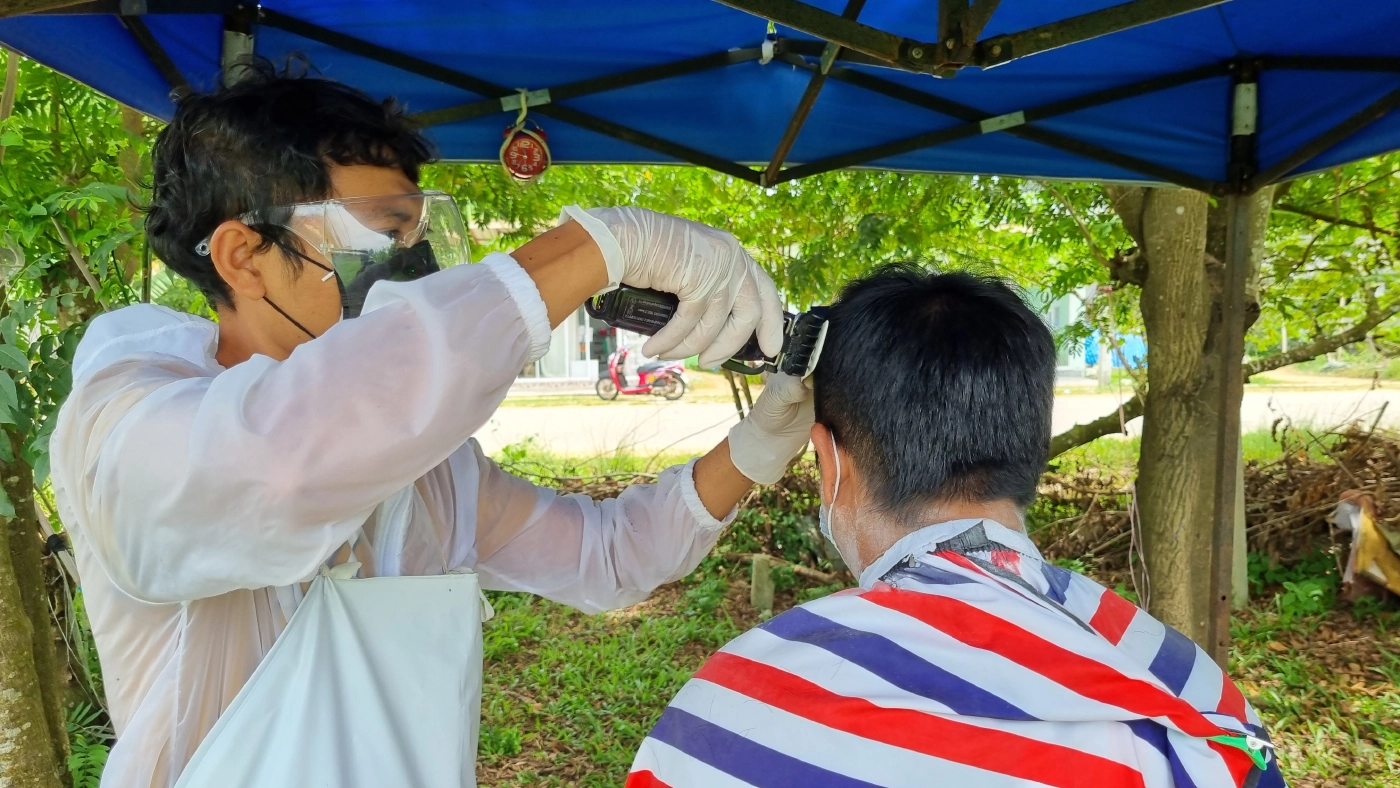 คลายล็อกวันแรก เชิญตัดผมที่ร้านตัดผมคอกแพะ