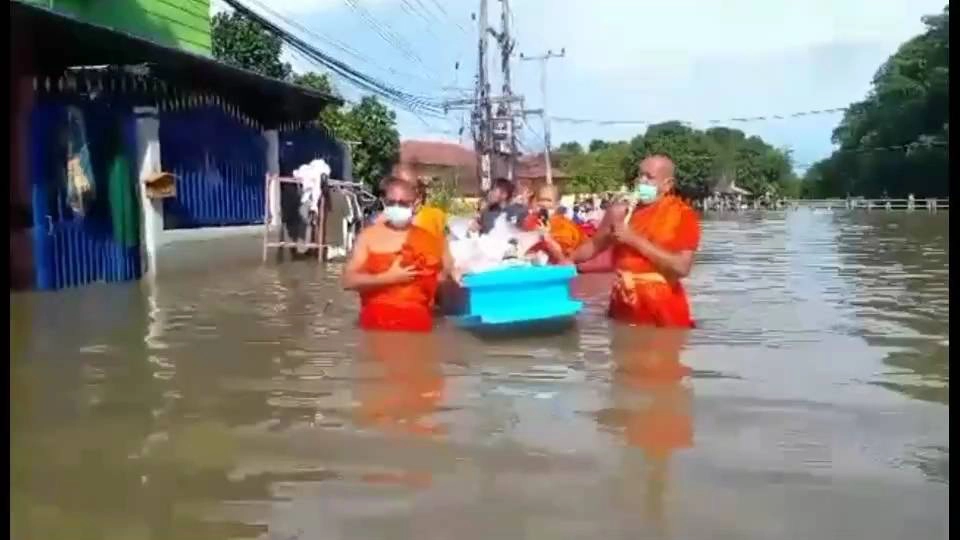 เจ้าคณะจังหวัดสุโขทัย ลงมือเอง-ปรุงเมนูอาหารแจกผู้ประสบภัย