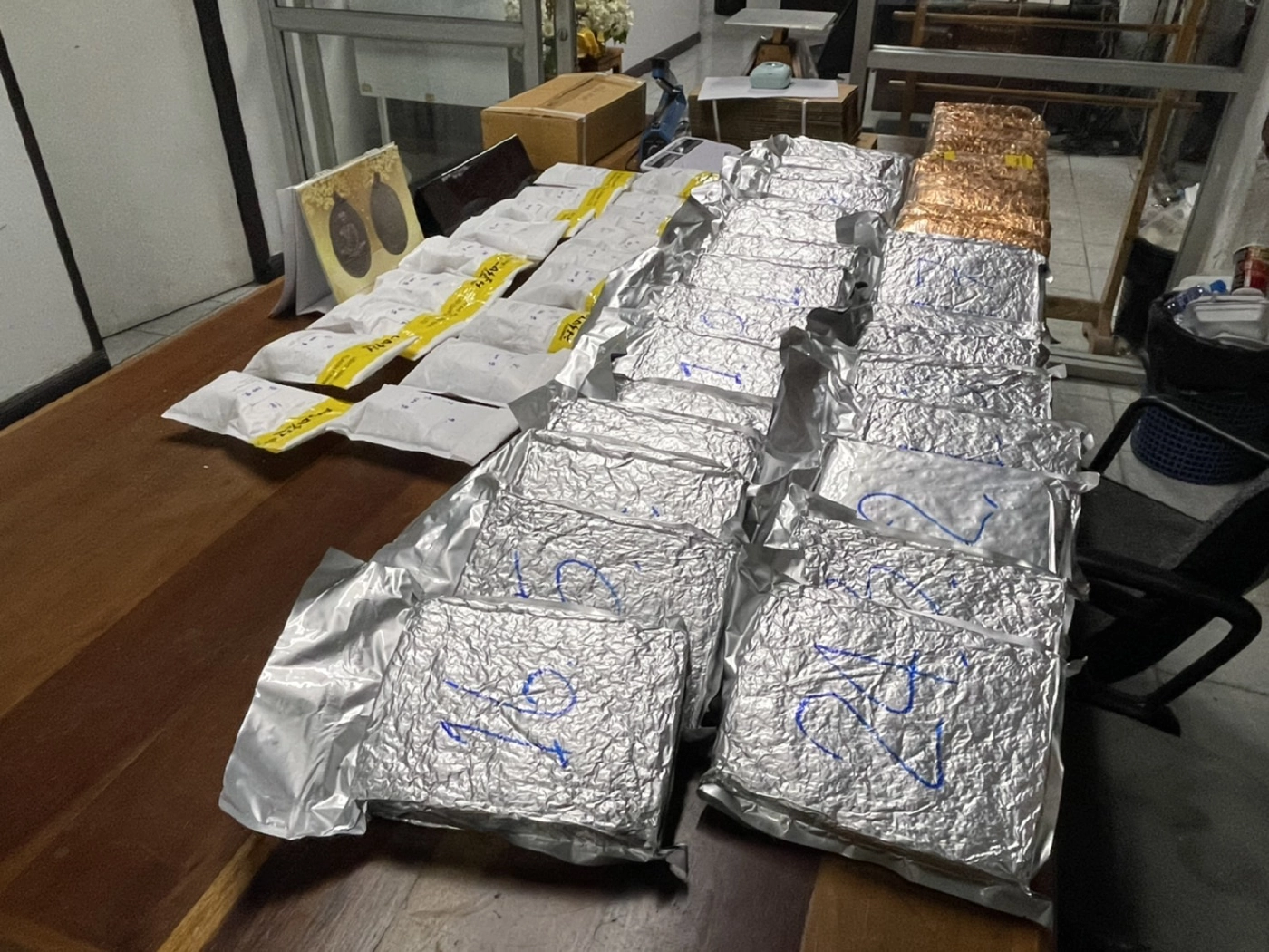 รวบ 2 ผตห. ยึดกัญชาอัดแท่ง 62 โล บริการส่งแฟนเพจ