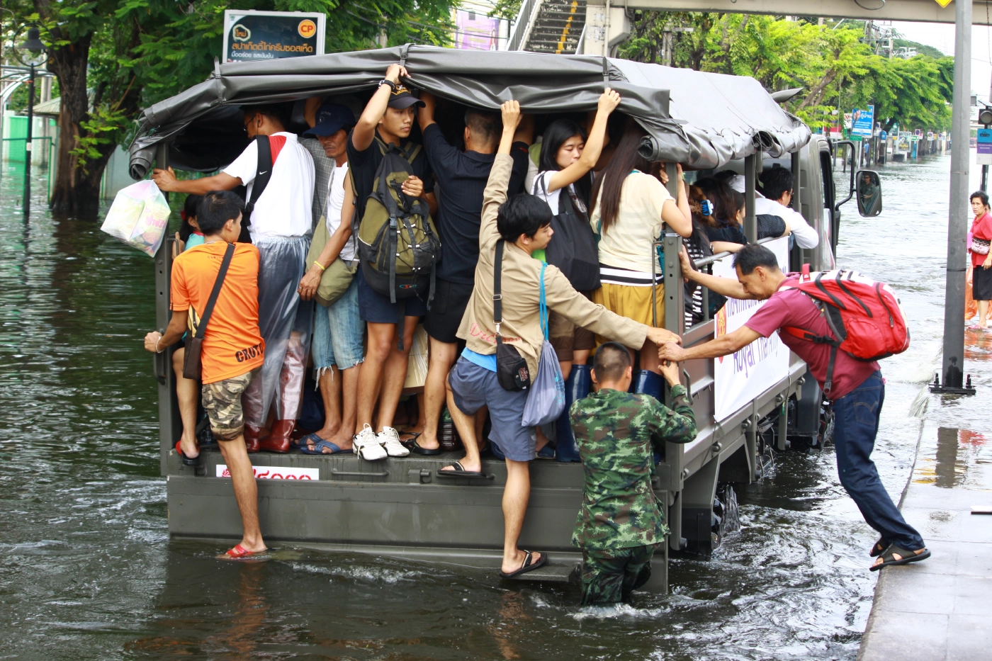 ย้อนตำนาน &quot;สวดมนต์&quot; สู้น้ำท่วมจากรัฐบาล &quot;ยิ่งลักษณ์&quot; สู่นายกฯ ประยุทธ์  