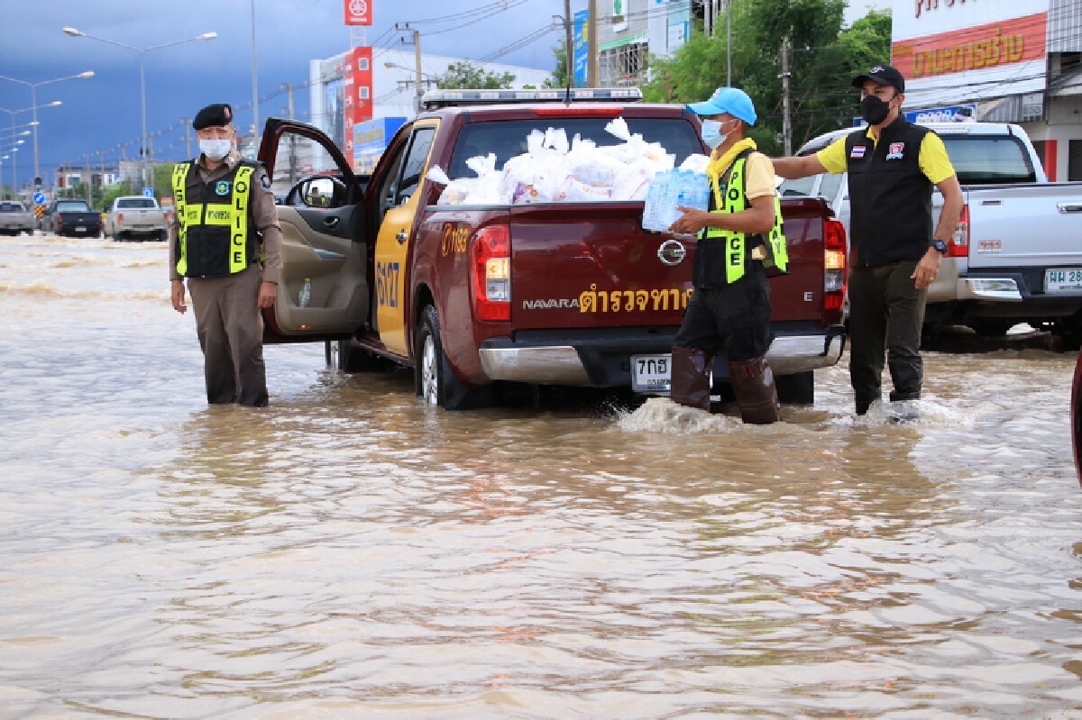 จิตอาสา 904 พร้อมคณะ รุดช่วยชาวบ้านเทศบาลด่านขุนทด น้ำท่วมหนักสุดในรอบ 10 ปี