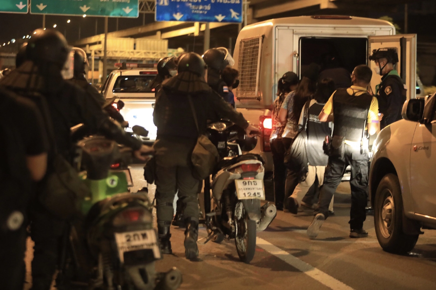 เดือด! ม็อบดินแดงปะทะ จนท. สุดท้ายถูกโต้กลับถูกจับกุมนับสิบ