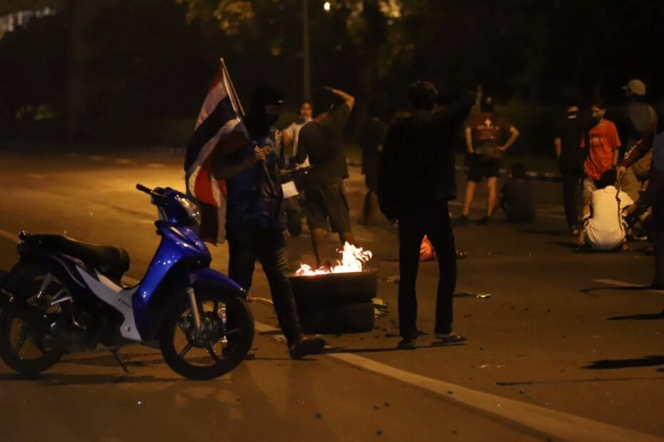 ม็อบดินแดงป่วนไม่เลิก เผายางกลางถนน-ปาประทัดยักษ์สนั่น