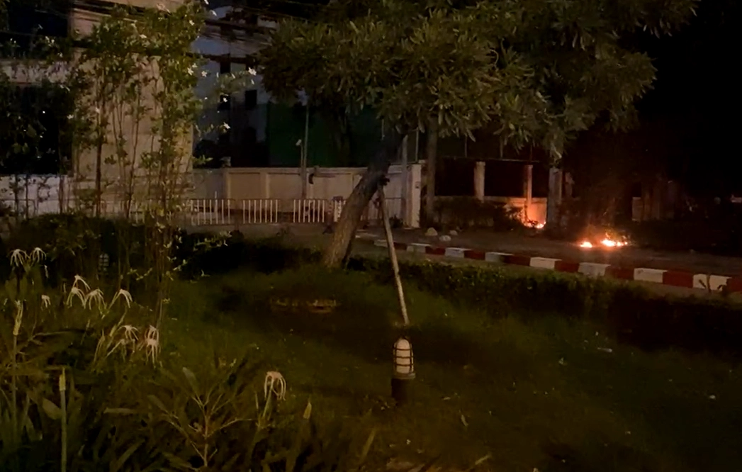 นึกว่าไม่มา! ม็อบทะลุแก๊สรวมตัวจุดพลุปาระเบิด ประทัดยักษ์ ใส่เจ้าหน้าที่