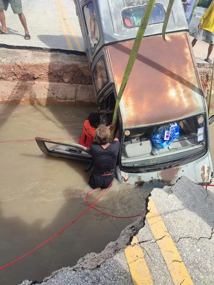 ช็อก! กระบะตกสะพานขาด ตาย 1 ศพ สูญหาย 1 คน 