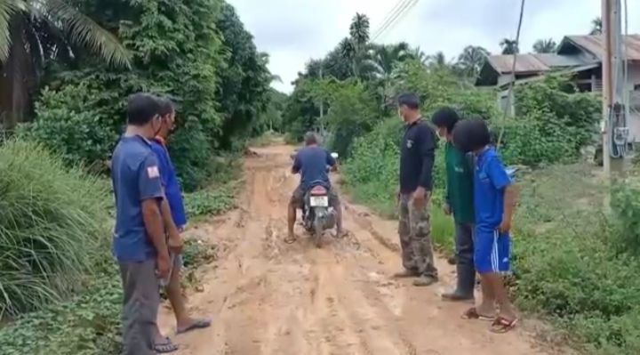 สุดทนถนนโคลนนาน10ปี จวกอบต.เอาดินเหนียวมาเทเละกว่าเดิม