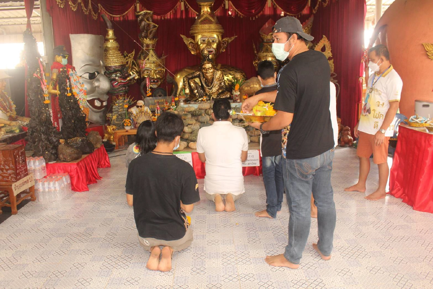 ประชาชนเข้ากราบสิ่งศักดิ์สิทธิ์อาศรมฤาษีเณร ส่องเลขเด็ดอ่างน้ำมนต์