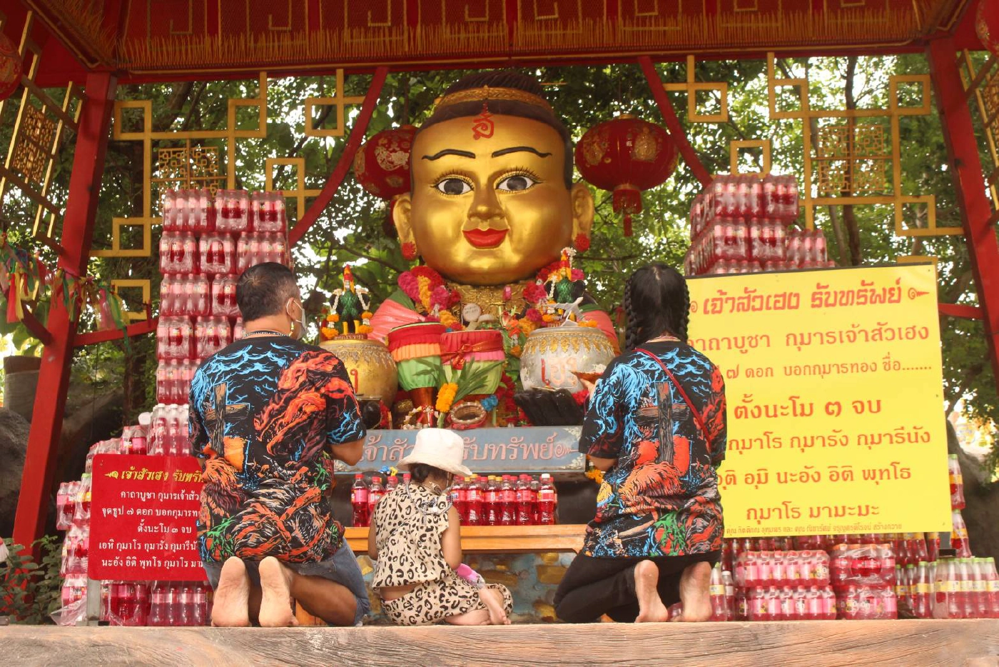 ประชาชนเข้ากราบสิ่งศักดิ์สิทธิ์อาศรมฤาษีเณร ส่องเลขเด็ดอ่างน้ำมนต์