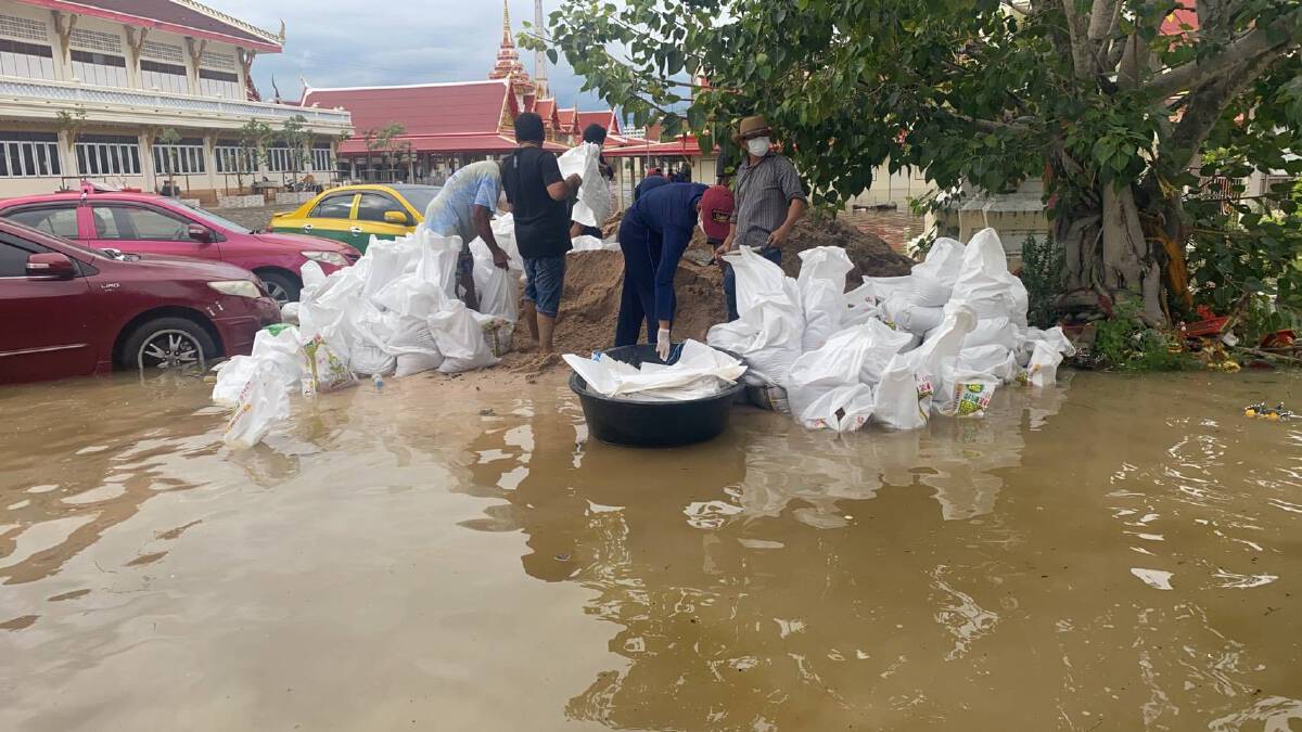 กองทัพเรือ ส่งทหาร-ยุทโธปกรณ์ ช่วยผู้ประสบภัยน้ำท่วม อ.บางบ่อ