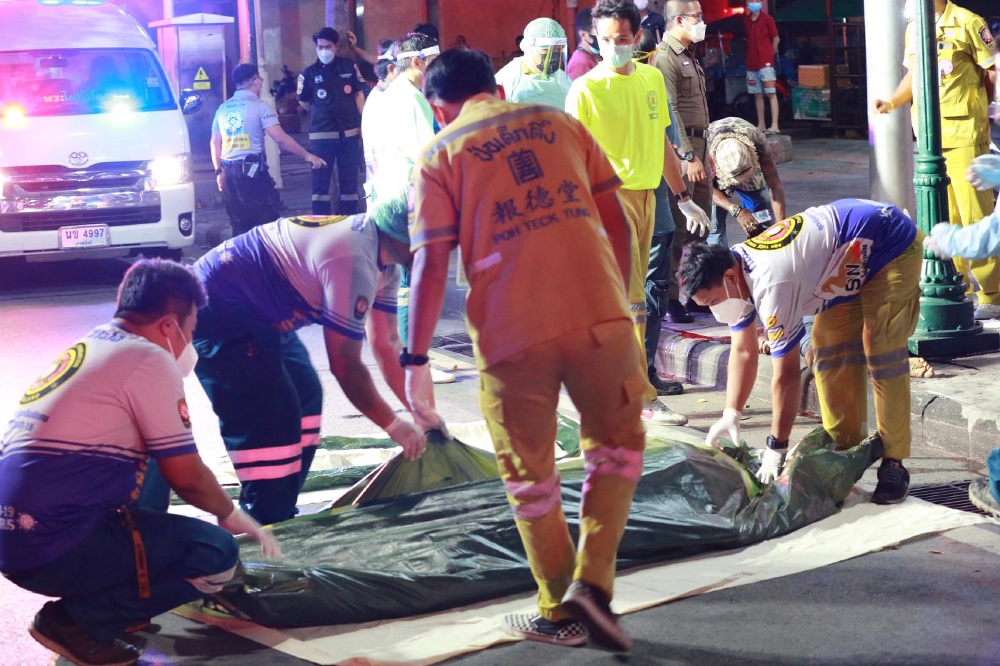 2 หนุ่มซิ่งจักรยานยนต์ เสียหลักพุ่งชนเสาไฟฟ้าดับคู่