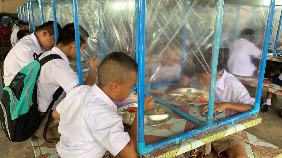 โรงอาหารปลอดภัยโควิด นร.นั่งตามที่นั่งมีฉากกั้นเว้นระยะห่าง