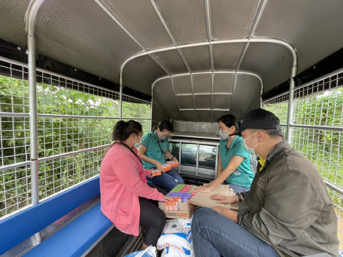 หน้าฝนครูวังน้ำเขียวลุยเยี่ยม นร.ถึงบ้านห่วงเรียนออนไลน์ไม่ได้ผล