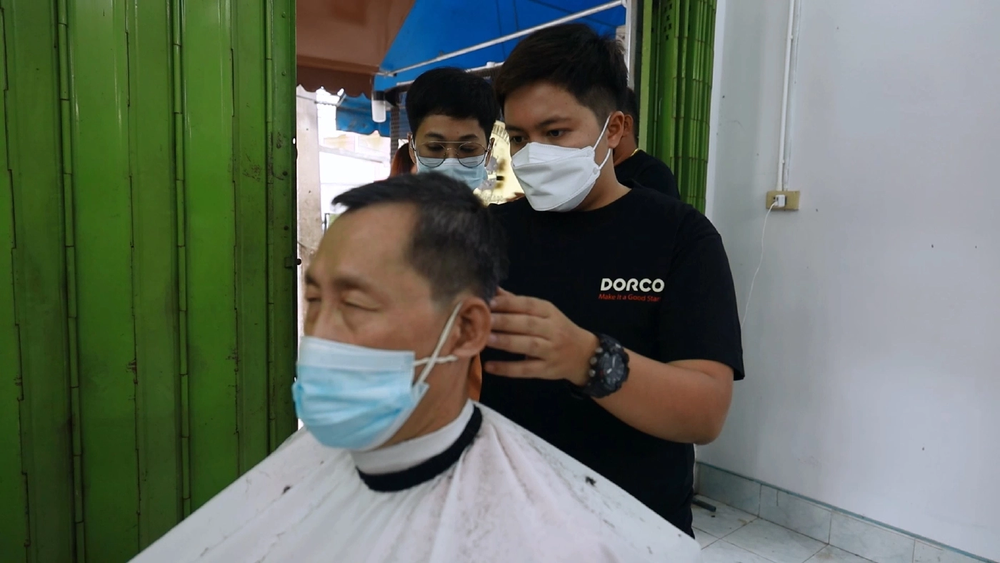 ช่างตัดผมวินเทจเปิดร้านตัดผมฟรีหลังคลายล็อก