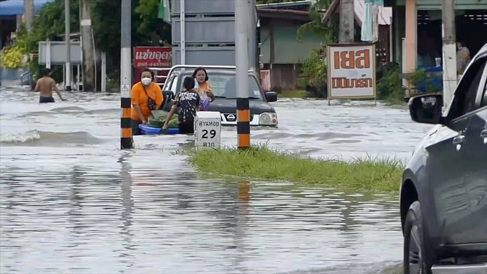 สุโขทัย น้ำแม่มอก-แม่รำพัน เอ่อล้นเข้าท่วมเขตเศรษฐกิจเมืองฝั่งขวา