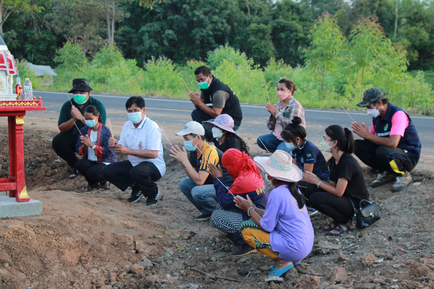 รณรงค์ธรรมดาเอาไม่อยู่ ตั้งศาล-ติดป้ายสาปแช่งคนมักง่ายลอบทิ้งขยะข้างทาง