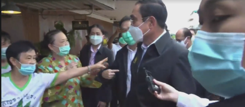 นายกฯ เยี่ยมคนเพชรบุรีอ้อนถาม "รักลุงตู่หรือไม่"