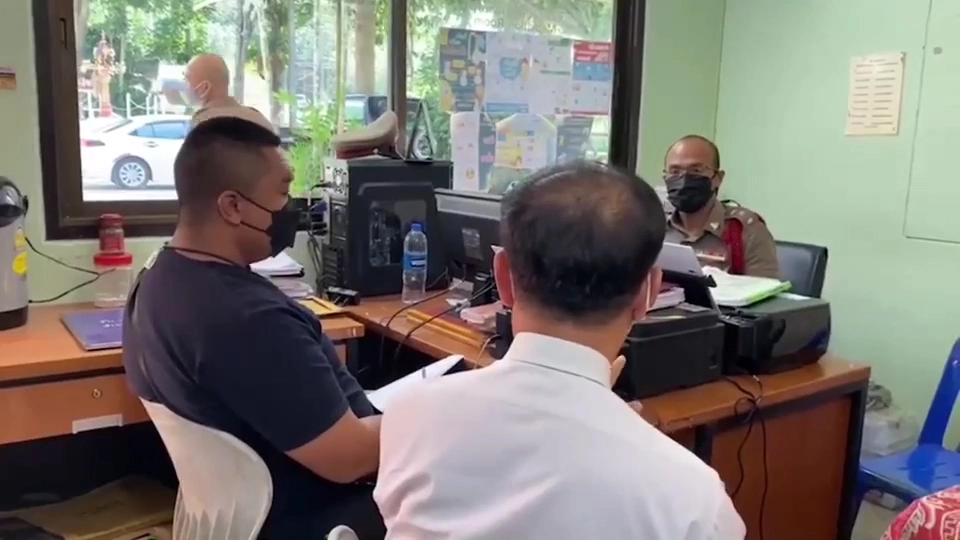 ตำรวจคู่กรณีหอบหลักฐานแจ้งความกลับ "ซ้อปลา"