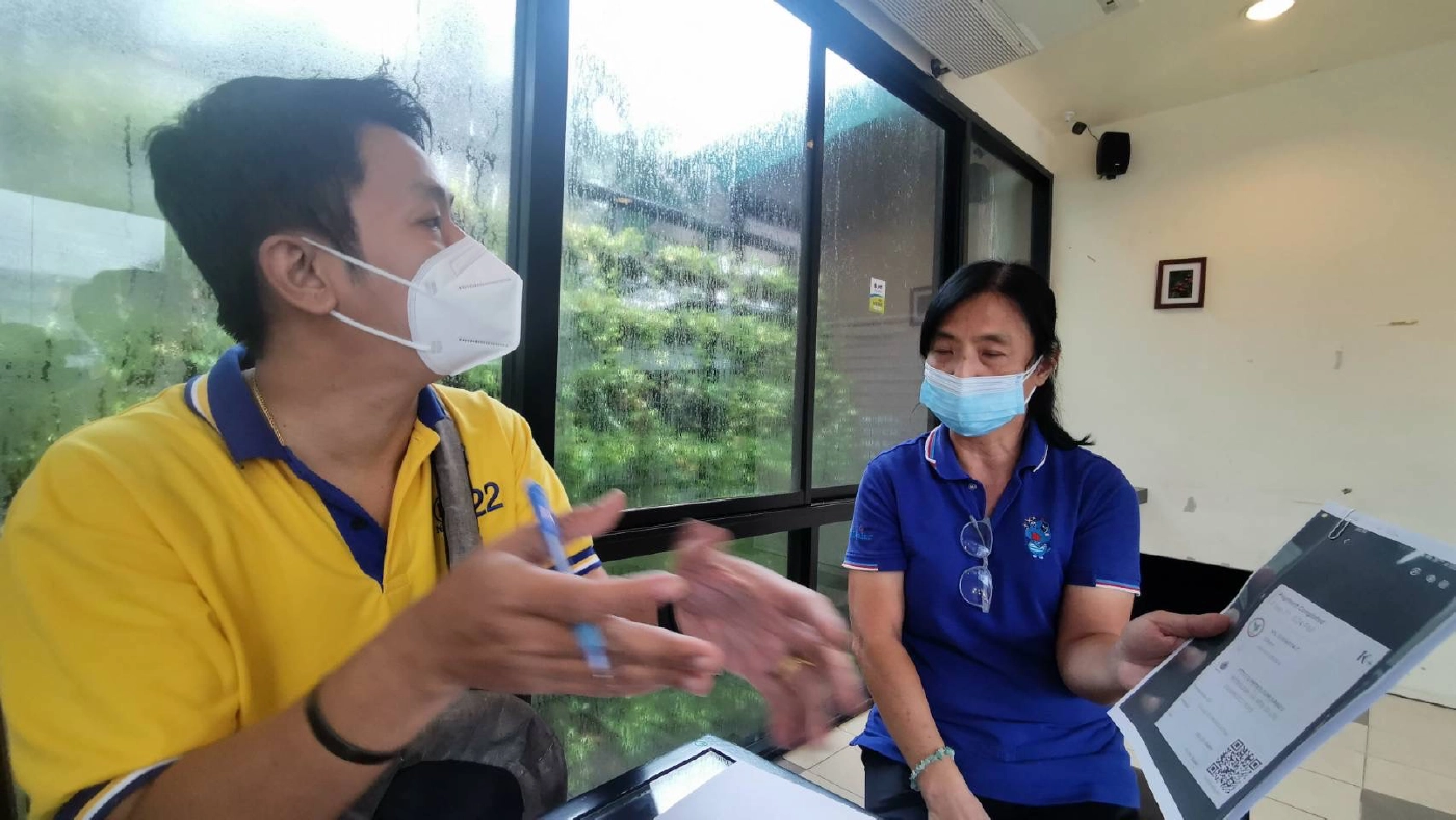 กล้องวงจรปิดจับภาพหนุ่มสาวทำสลิปโอนเงินปลอม หลอกเติมน้ำมัน 2 ครั้งซ้อน