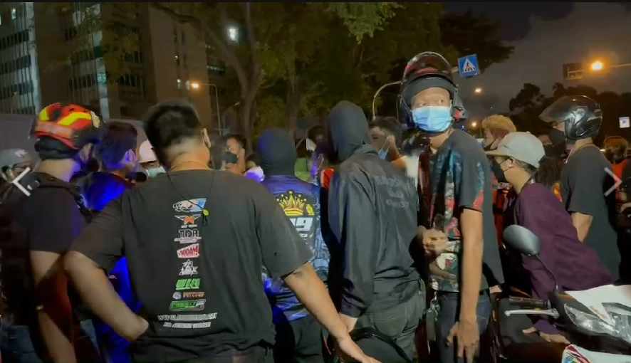 ม็อบทะลุแก๊สหวิดปะทะชาวแฟลตดินแดงที่เตรียมแถลงไม่เห็นด้วยแนวทางชุมนุม