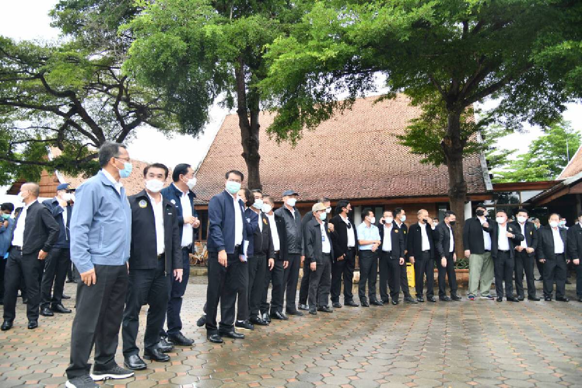 นายกฯรุดตรวจเยี่ยมสถานการณ์น้ำท่วม จ.สุโขทัย ชาวเน็ตแห่ส่องเลขทะเบียน