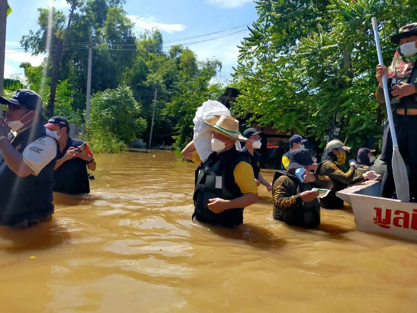 นายก อบจ.สุโขทัย ควง"บิณฑ์ บรรลือฤทธิ์"ช่วยผู้ประสบภัยน้ำท่วม