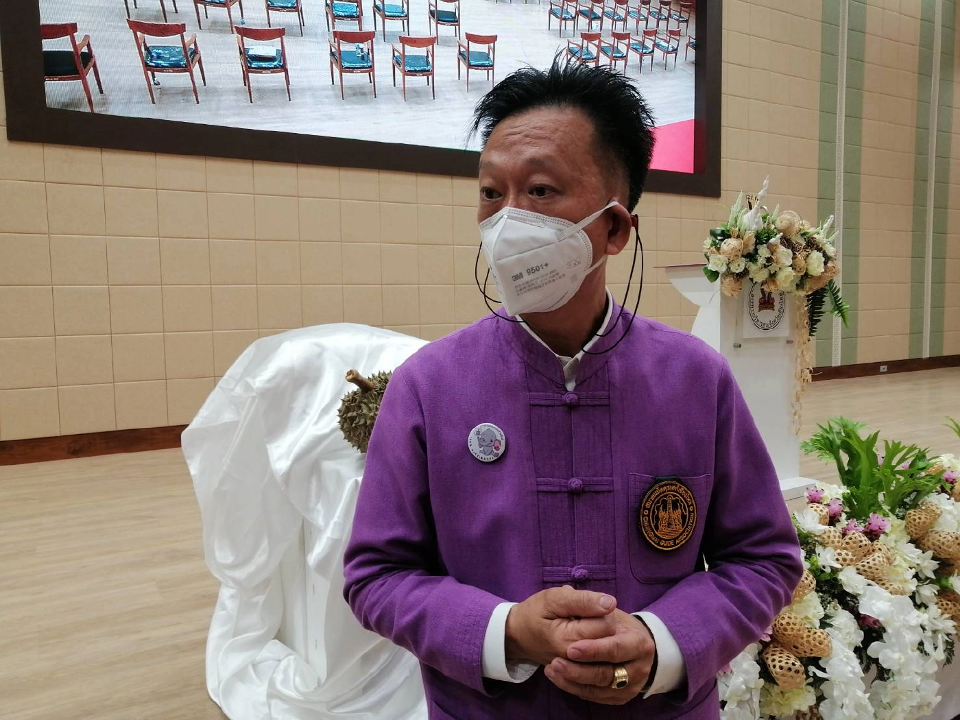 ประมูลทุเรียนหมอนทองน้ำแร่แม่ออนลูกละ 2 หมื่น ช่วยไกด์