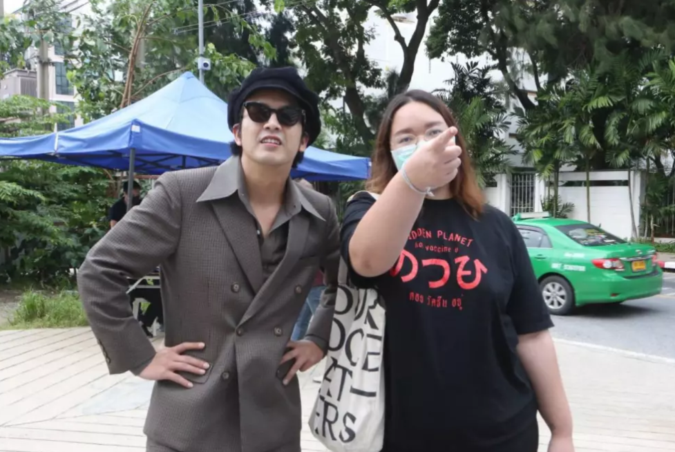 "รุ้ง-แอมมี่" มอบตัวคดีชุมนุมสกายวอล์คที่ สน.ปทุมวัน