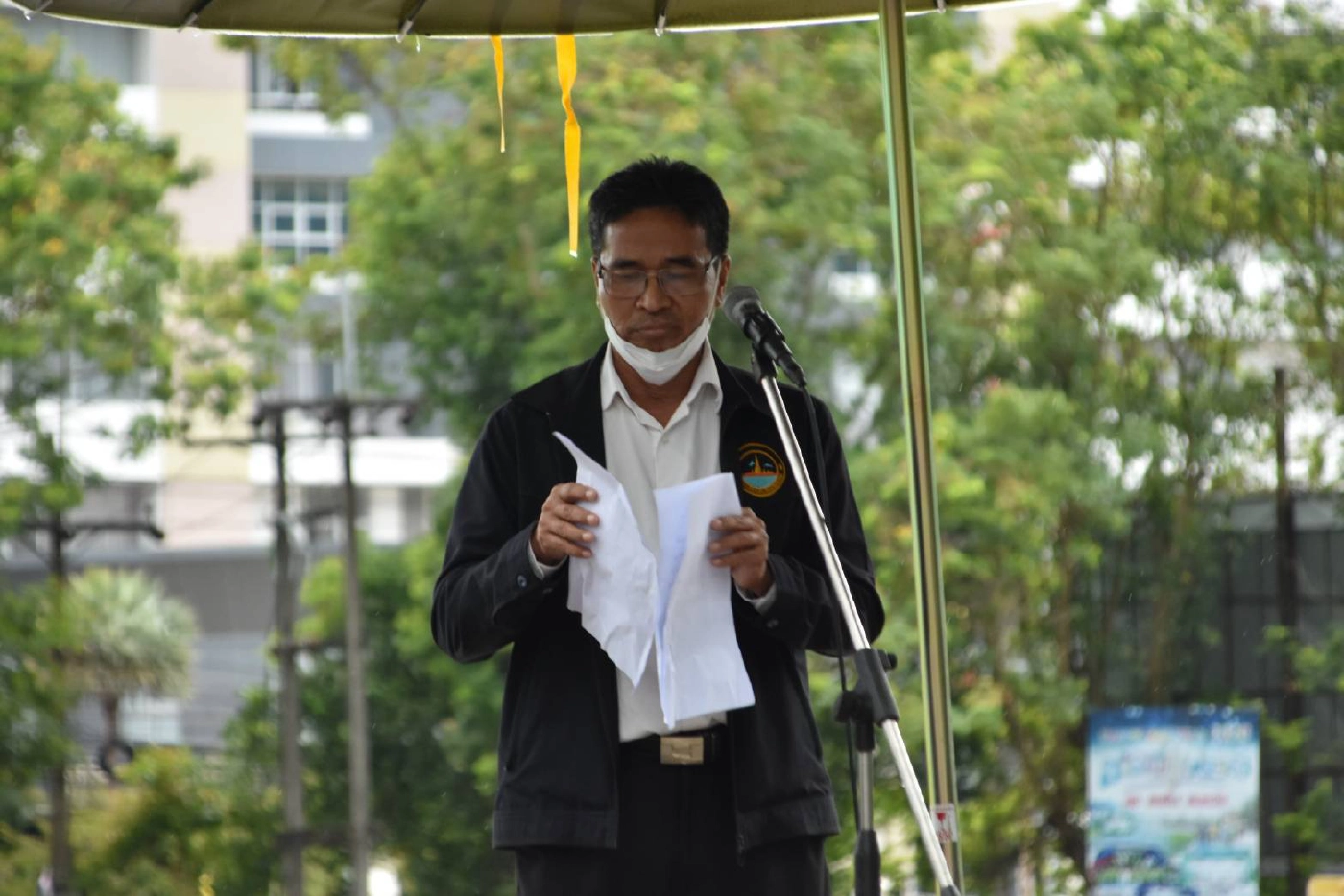 มวลชนบุกศาลากลางทวงคืนรังนก ทวงถามความรับผิดชอบจากผู้ว่าฯ พัทลุง