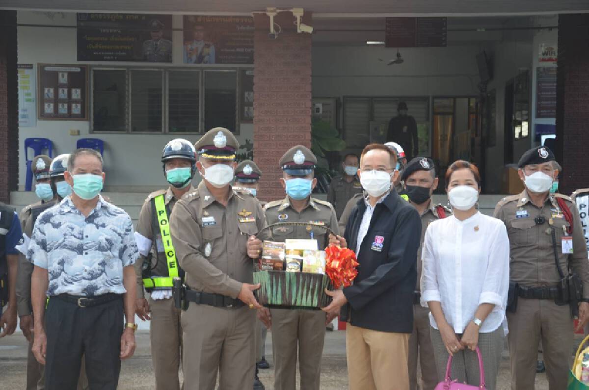 มอบกระเช้าขอบคุณตำรวจจับทันควันคนร้ายควงมีดอีโต้จี้ชิงทอง