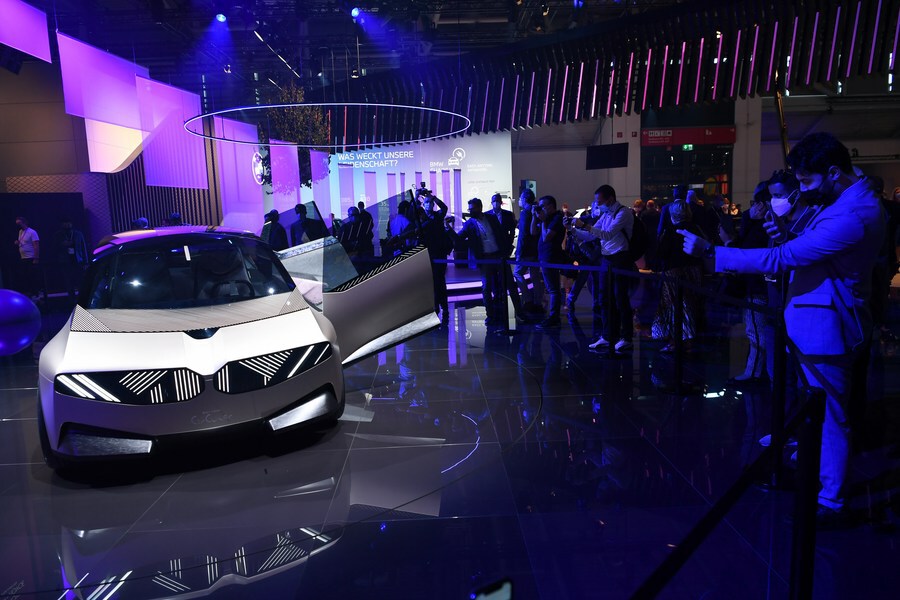 BMW เผยโฉมรถยนต์สุดล้ำยุค สร้างจาก ‘วัสดุรีไซเคิล’