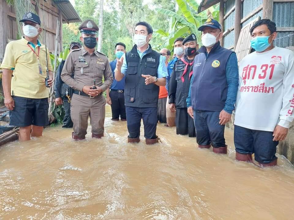 นอภ.ปักธงชัยลงพื้นที่ช่วยเหลือชาวบ้านน้ำท่วม50หลังคาเรือน