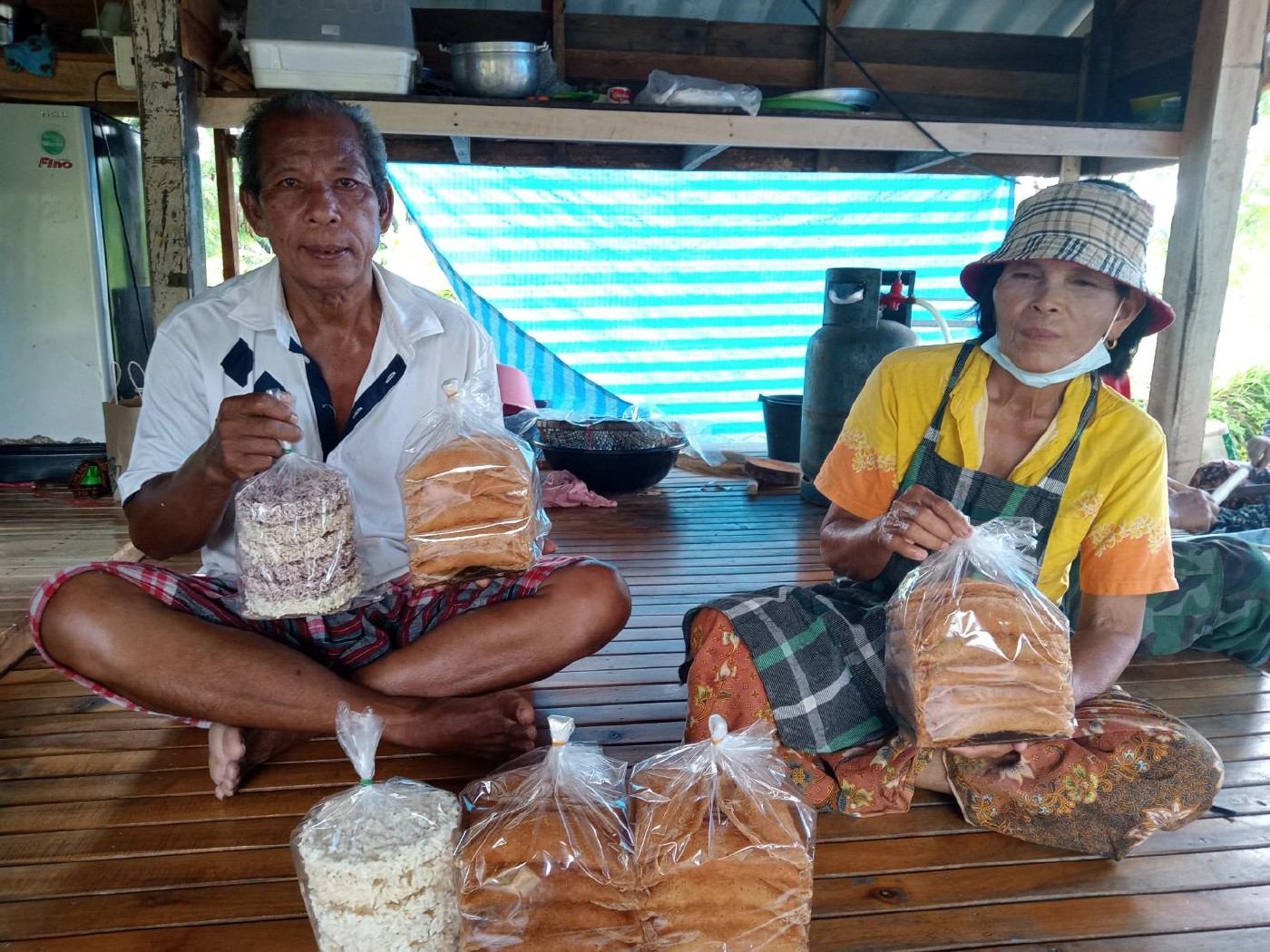 ใจสู้ 2 ตายาย ไม่หวั่นโควิค-19 เดือน 10 ยังทำขนมลาขนมพองขาย รายได้อย่างงาม