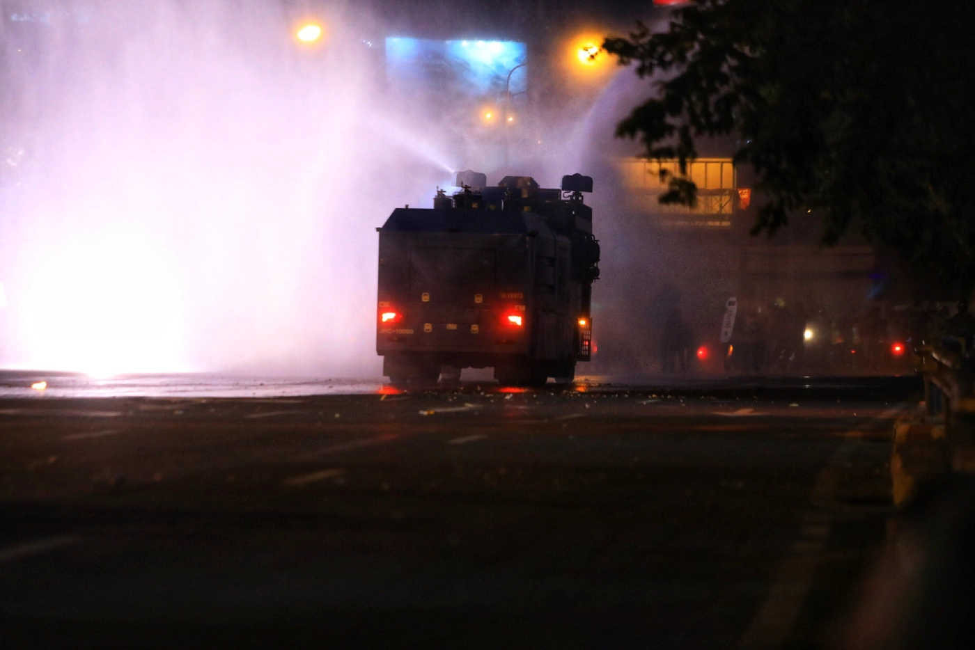 ไทม์ไลน์ “ม็อบทะลุแก๊ส” 12 กันยายน เผาซุ้ม-ปาระเบิด