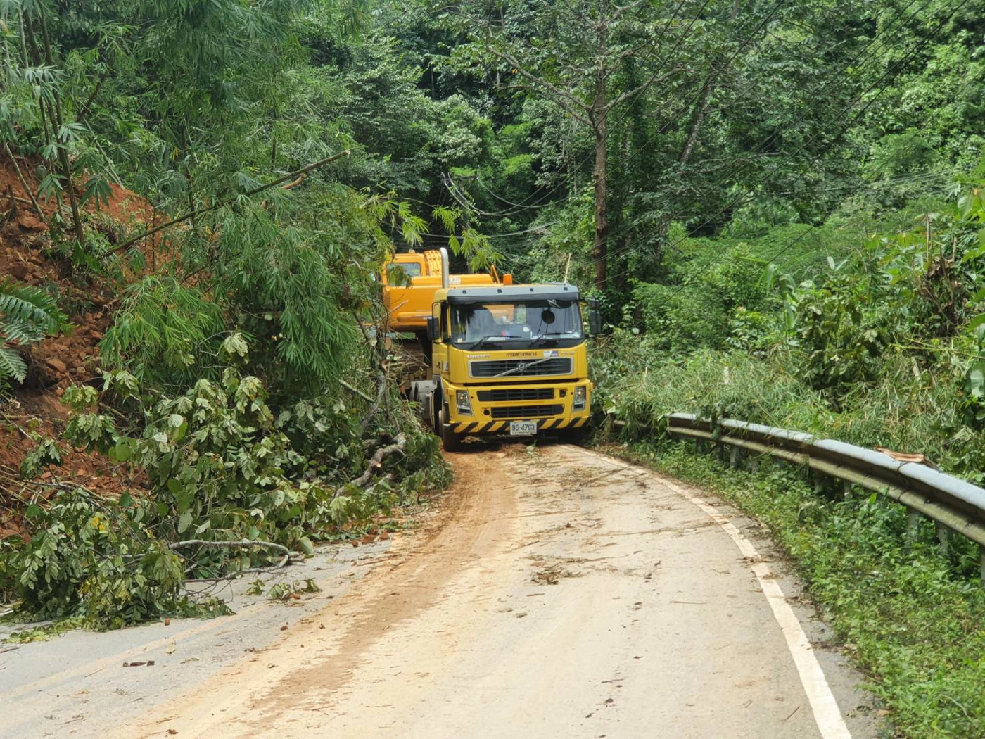 "อุ้มผาง"กลายเป็นทะเลโคลน "ขาดแคลนอาหาร-เครื่องดื่ม"