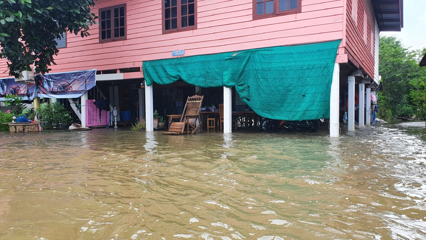 ไม่รอรัฐ!-ขับรถไถฝ่าน้ำขนเสบียงอาหารตระเวนแจกเพื่อนบ้าน