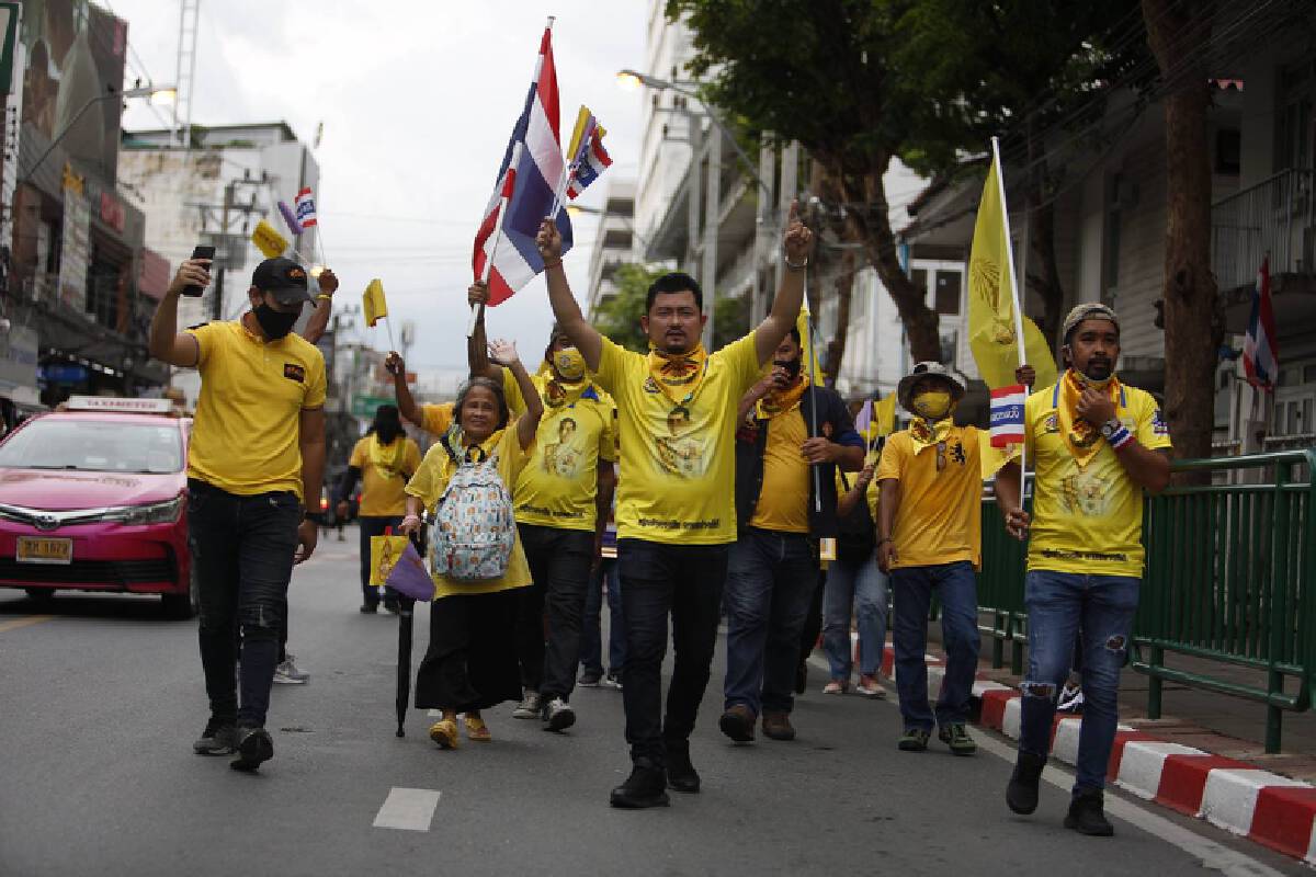 ประชาชนรอเฝ้ารับเสด็จ ในหลวง-ราชินี ทรงวางพวงมาลา วันมหิดล