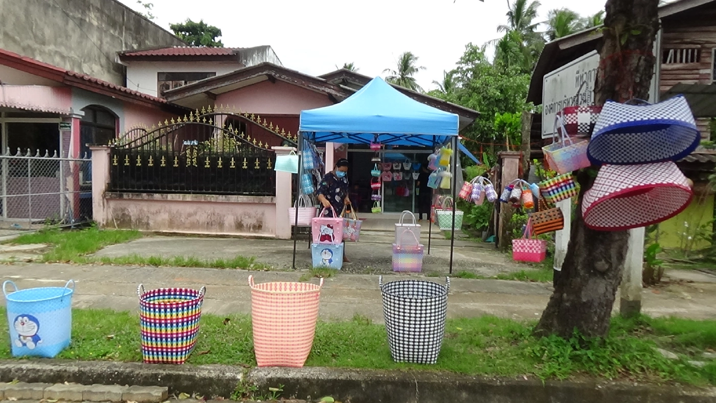 สองสามี-ภรรยาชาวตรังตกงานเซ่นพิษโควิด หันทำจักสานพลาสติกประยุกต์ขาย
