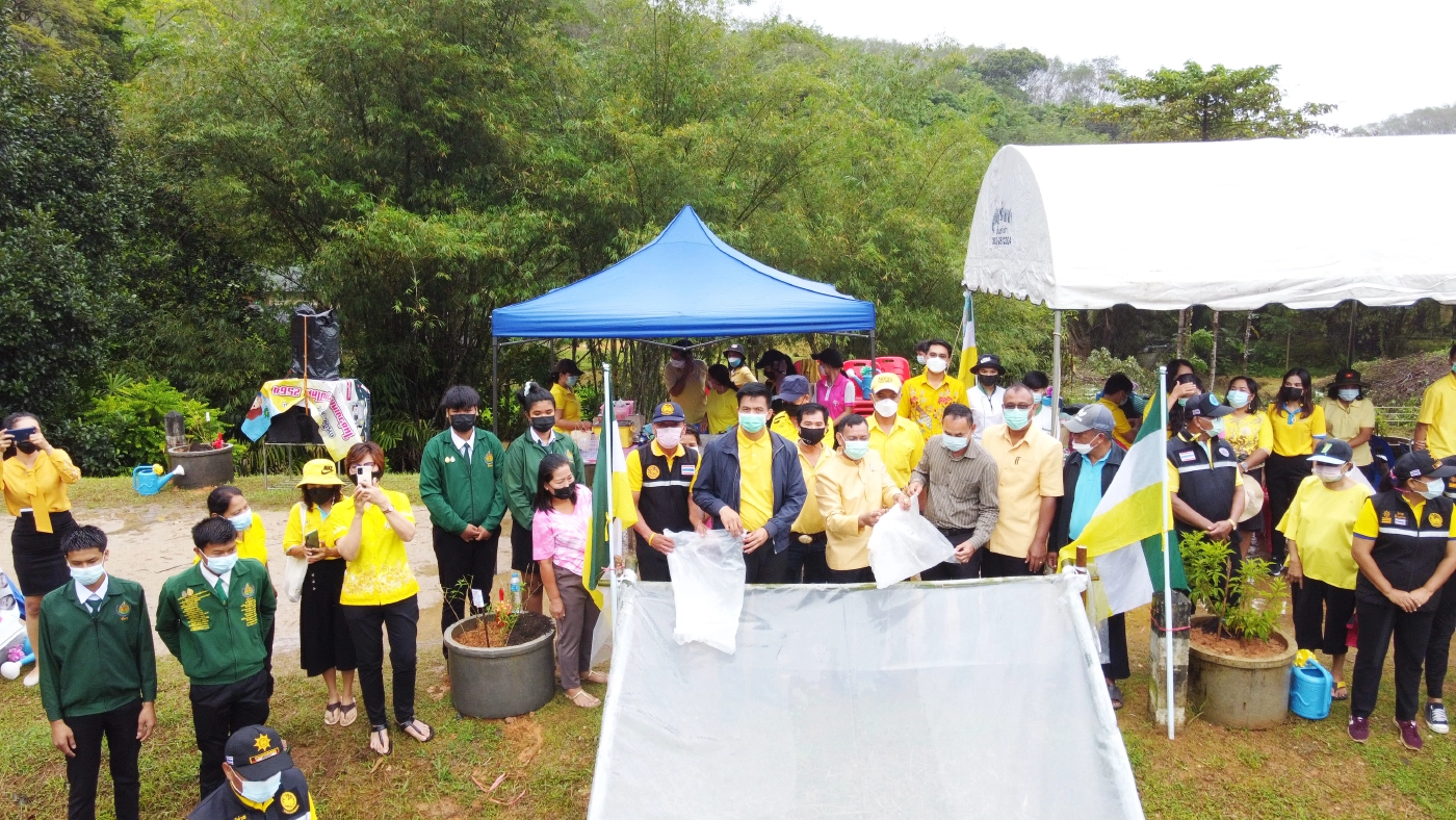 วิทยาลัยเกษตรฯ พังงาปล่อย-แจกพันธุ์ปลานิลพร้อมสมุนไพรสู้โควิด
