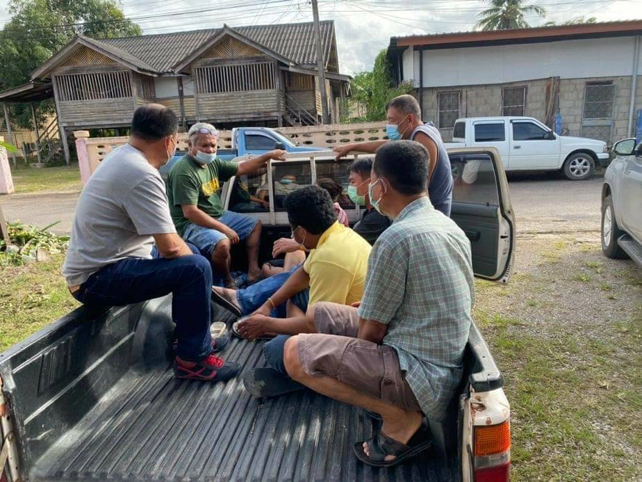 บุกรวบ 12 นักพนันตั้งวงเล่นไพ่ในสโมสรรถไฟชุมพร