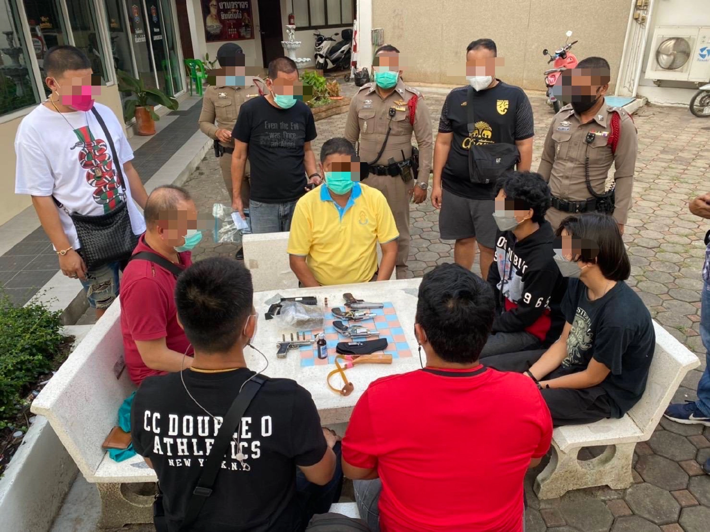 นครบาลตั้งจุดสกัดการนำสิ่งผิดกฎหมายเข้าม็อบ จับได้เพียบทั้งปืน-ระเบิด