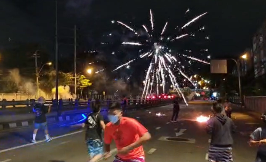 ได้เวลาปฏิบัติการ! คฝ. เข้าคุมม็อบทะลุแก๊สหน้าแฟลตดินแดง จับได้นับสิบ