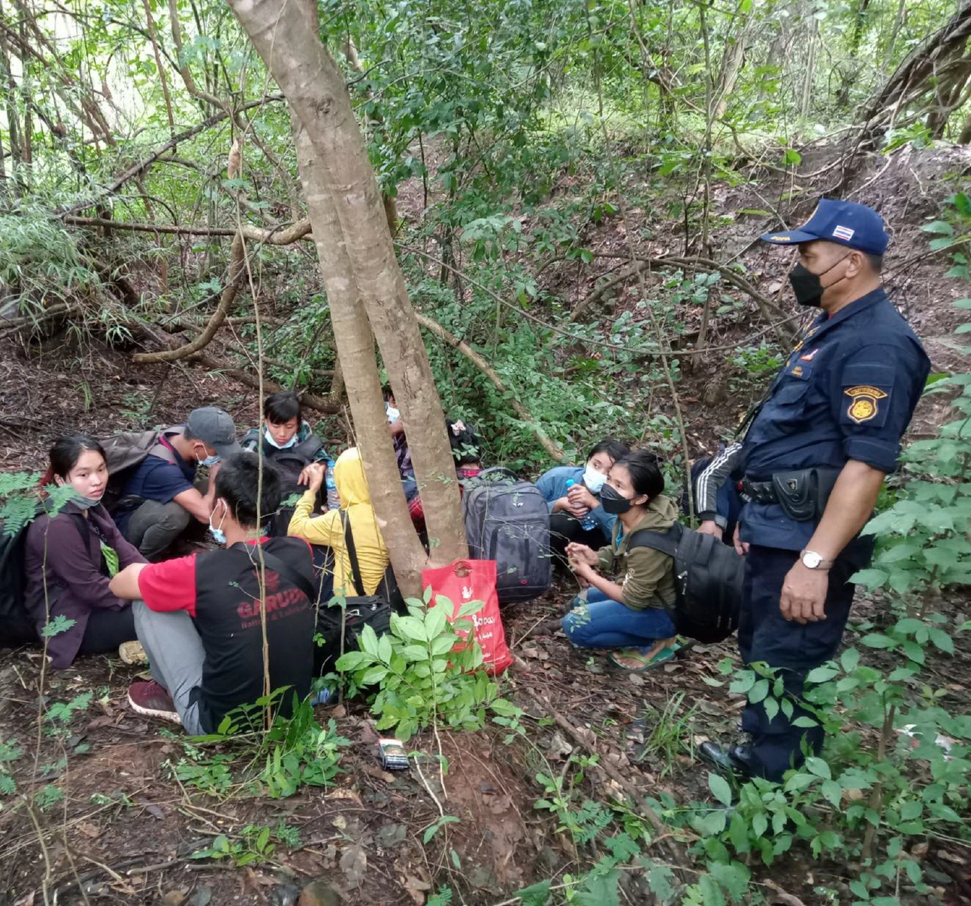 รวบ 10 เมียนมาถูกทิ้งกลางป่าชายแดนมุ่งหน้าทำงานกทม. สุดท้ายไม่มีใครมารับ