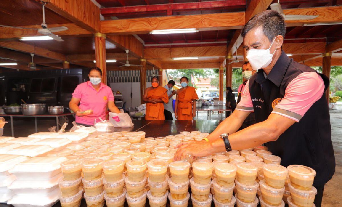 หลวงพ่อวัดราษฎร์บำรุง (วัดไก่หอบ) หนองเสือ เปิดโรงทานสู้ภัยโควิด-19