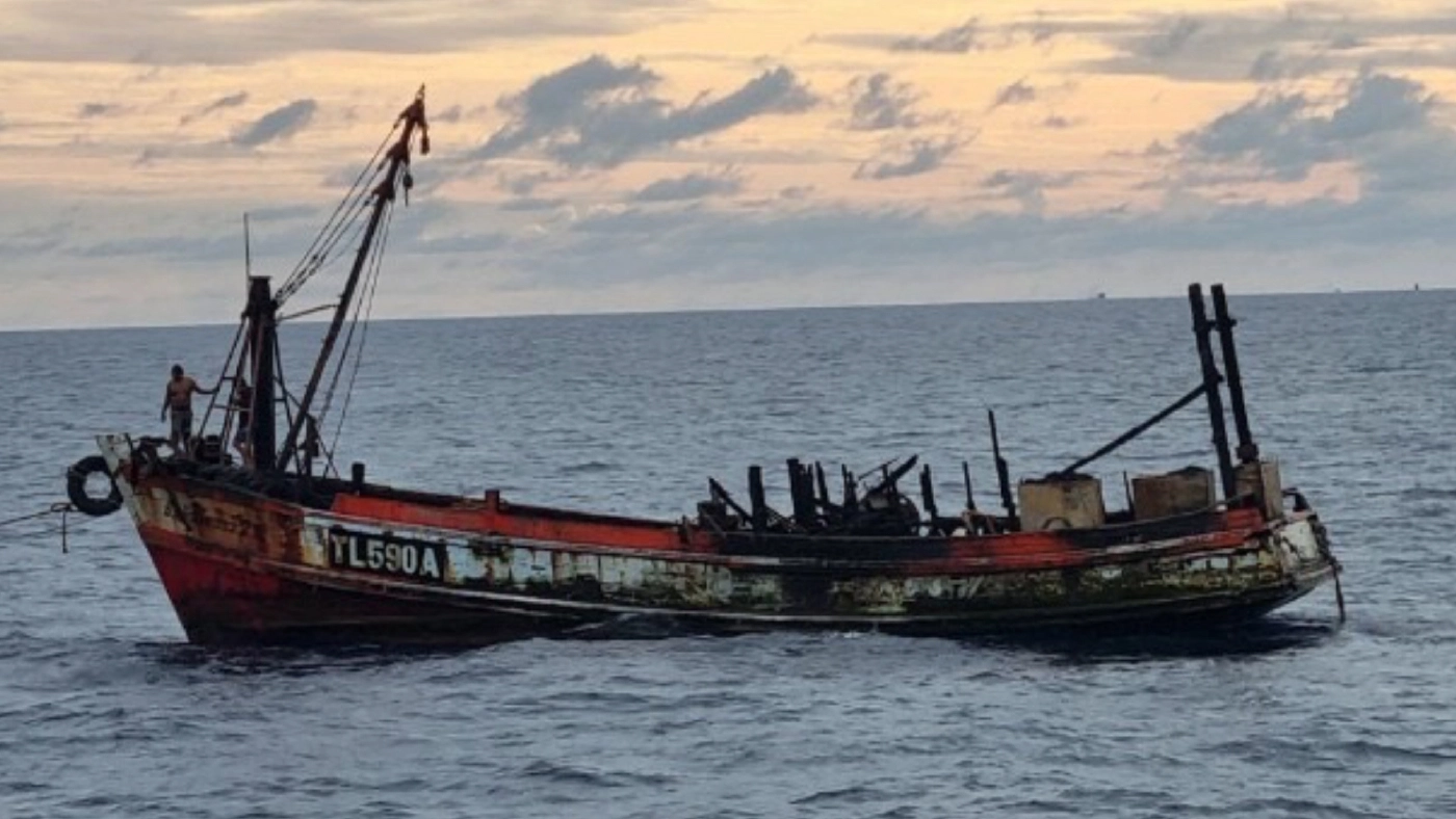 ช่วยเหลือ 12 ลูกเรือประมงไฟไหม้กลางทะเลปัตตานี