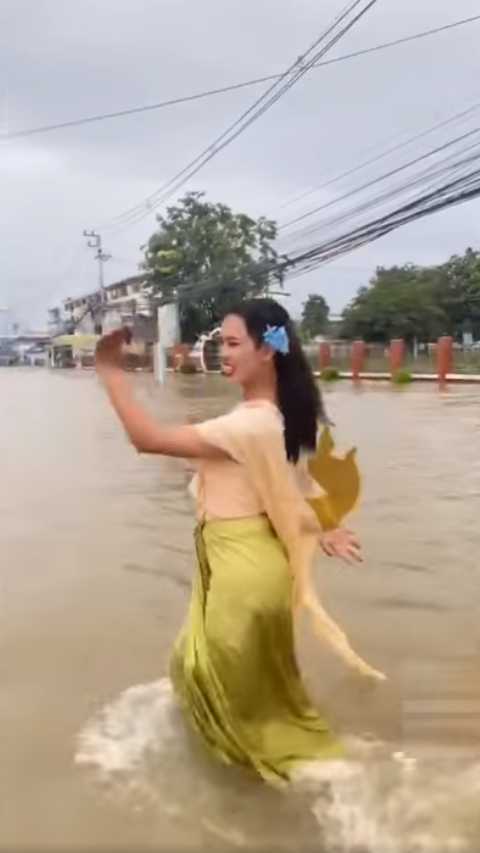 คลายเครียด! ชาวบ้านสุโขทัยแห่เล่นน้ำท่วม