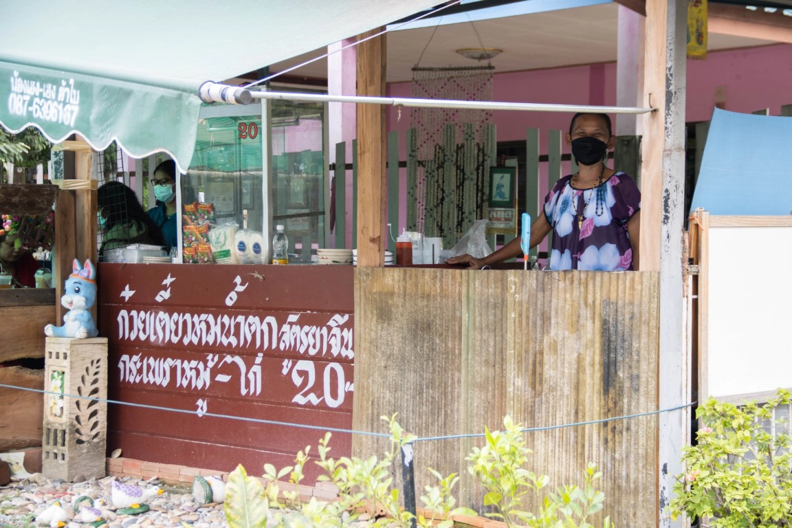 ข้าวกะเพราก๋วยเตี๋ยวอิ่มอร่อย 20 บาท ขายไม่หวังกำไรจิตใจเปี่ยมสุข