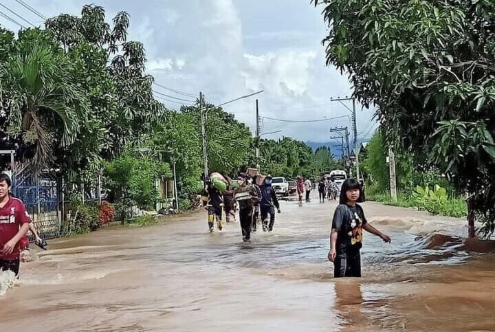 ลำน้ำพรมทะลักท่วมรอบพื้นที่เร่งอพยพหนีน้ำจมแล้วกว่า400หลัง