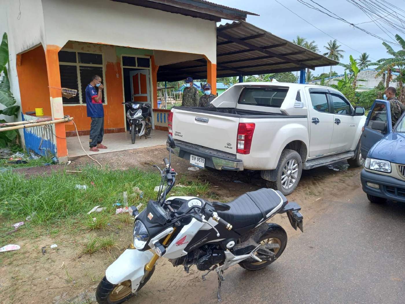 บุกจู่โจมรวบผัวเมียค้ายารายใหญ่รวบยกบ้าน 6 คน