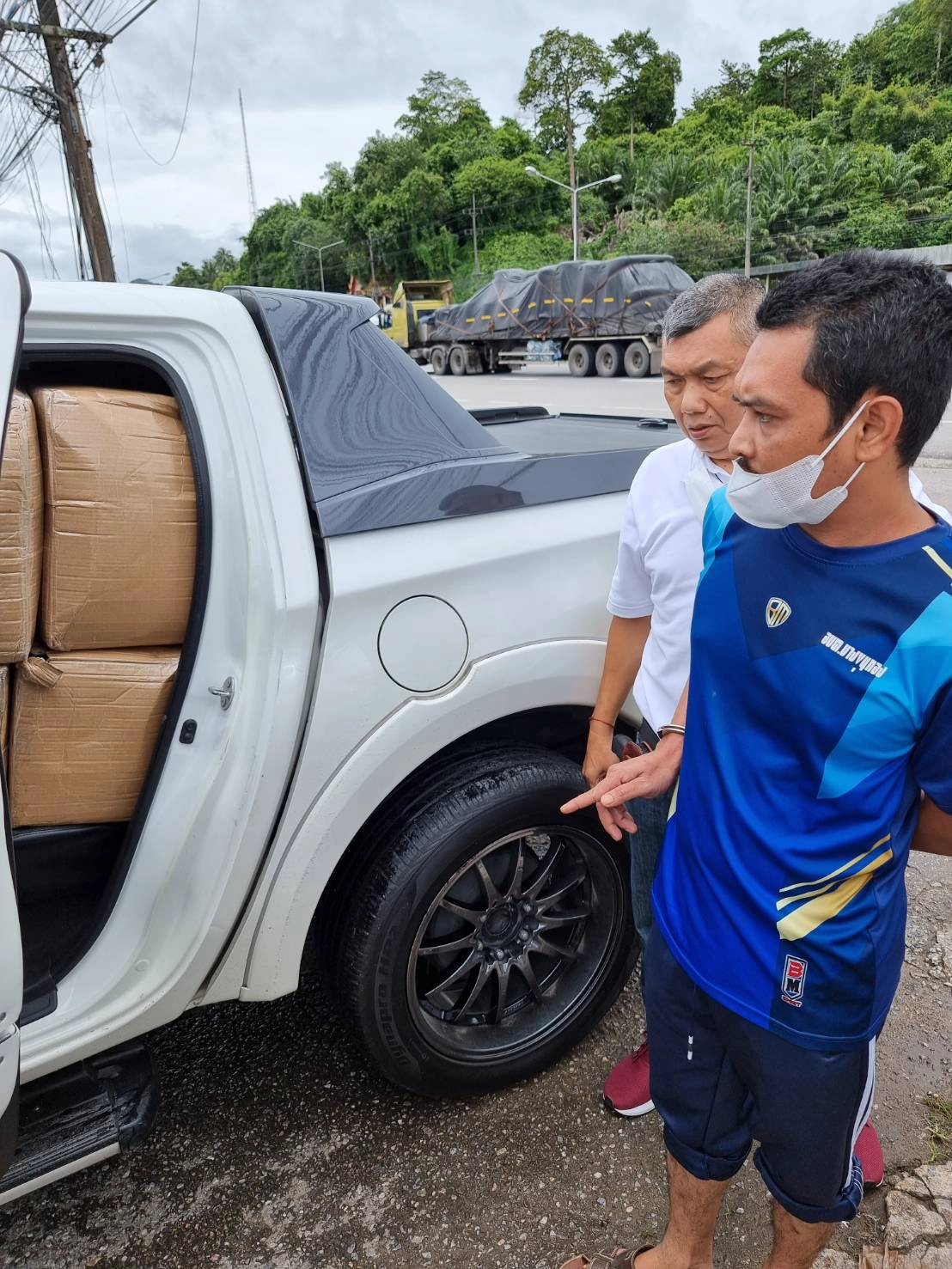 รวบแก็งค์ลักลอบขนน้ำยาบุหรี่ไฟฟ้า 11 ล้านบาท