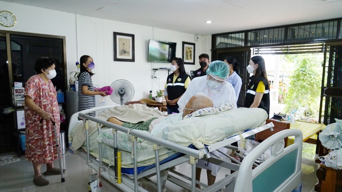 คณะพยาบาลศาสตร์ ราชวิทยาลัยจุฬาภรณ์ ลงพื้นที่ฉีดวัคซีน "ซิโนฟาร์ม"